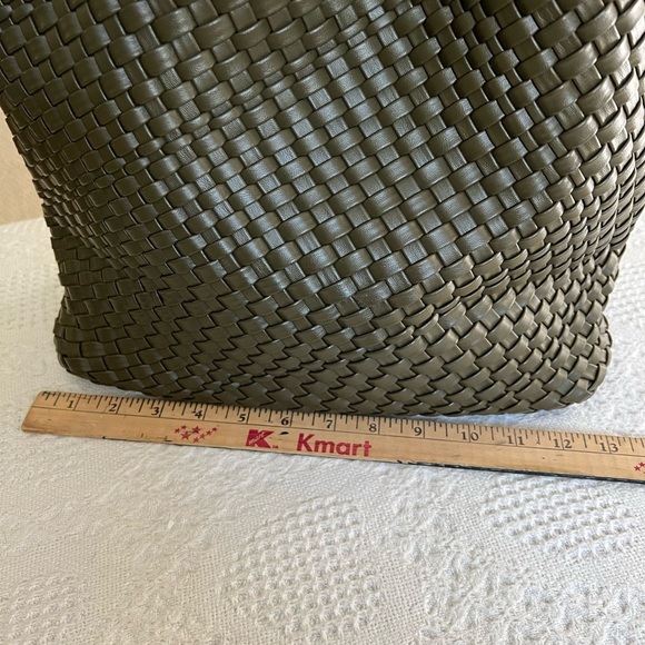 Stylish vegan woven shoulder bag -olive green REDUCED! - Picture 10 of 12